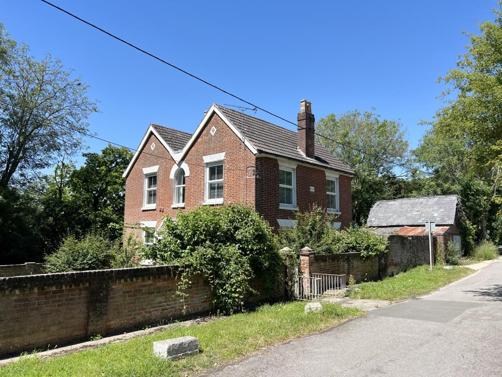 Lot: 129 - FOUR-BEDROOM HOUSE IN NEED OF IMPROVEMENT - Detached cottage with separate garage to rear